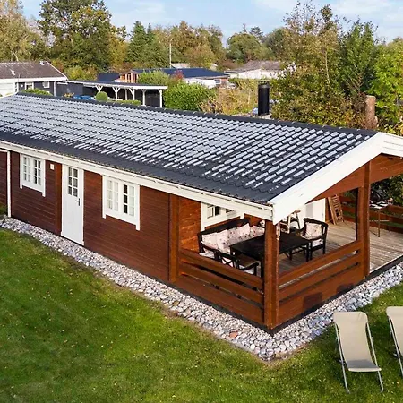 بيت للعطل Charming Timber House With Sauna Near *