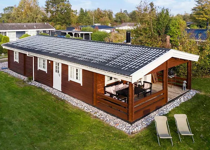 بيت للعطل Charming Timber House With Sauna Near *